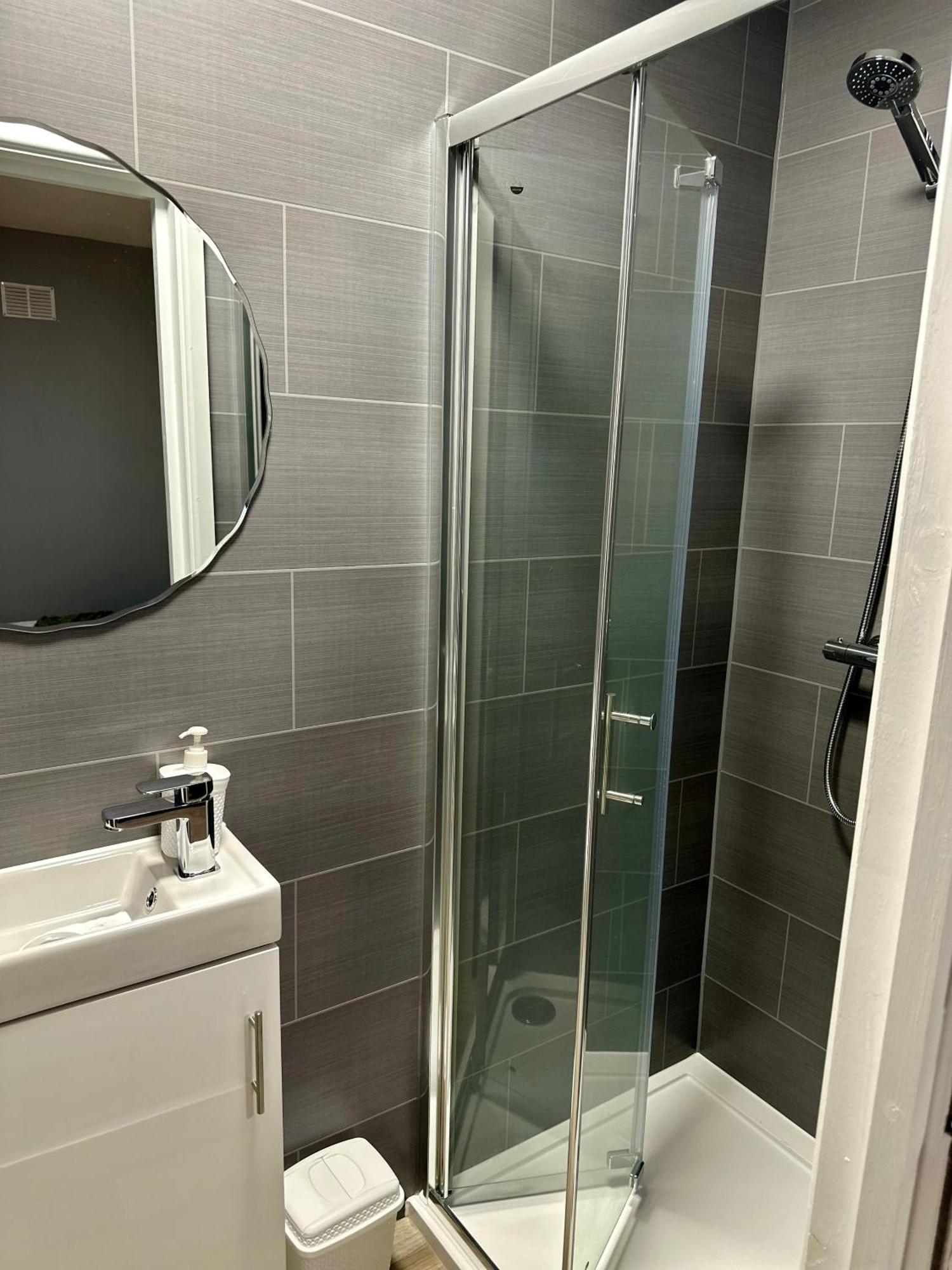 Cosy Ensuite Double Room, Near Heathrow Airport Northolt  Экстерьер фото