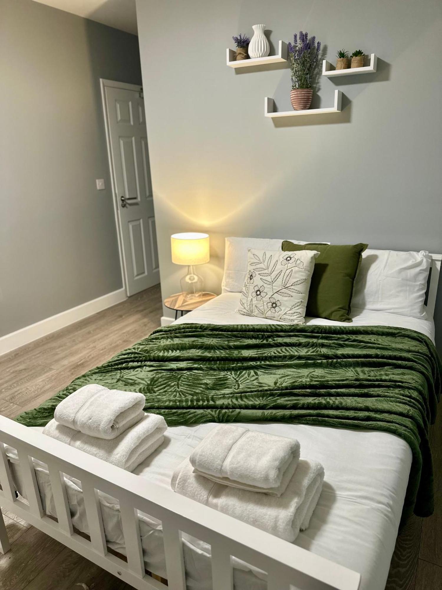 Cosy Ensuite Double Room, Near Heathrow Airport Northolt  Экстерьер фото
